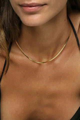 Lifestyle — herringbone chain styled solo