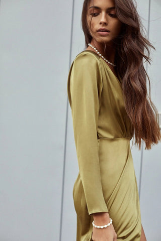 Model wearing Melrose Pearls Bracelet – refined everyday elegance