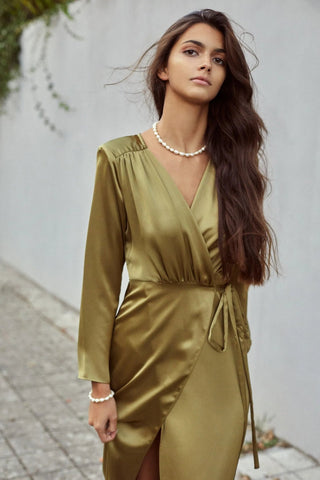Model wearing Melrose Pearls Necklace – modern elegant style