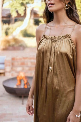 Seaweed Pearl Necklace with freshwater pearl, seaweed-shaped pendant, and 24K gold-plated finish – handcrafted in Portugal